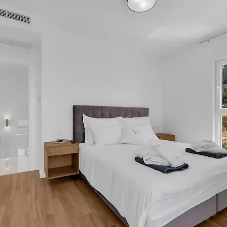 New, Modern Ivano With Pool And Sea View Makarska