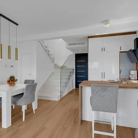 Villa New, Modern Ivano With Pool And Sea View *