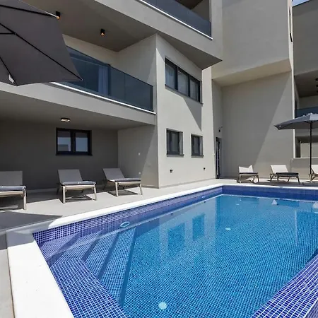 Villa New, Modern Ivano With Pool And Sea View *