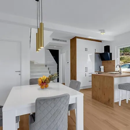 New, Modern Ivano With Pool And Sea View *