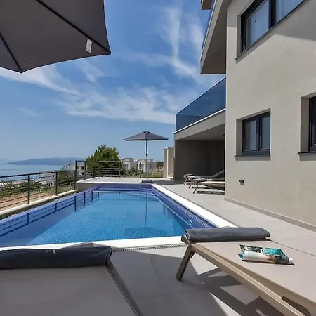 Villa New, Modern Ivano With Pool And Sea View