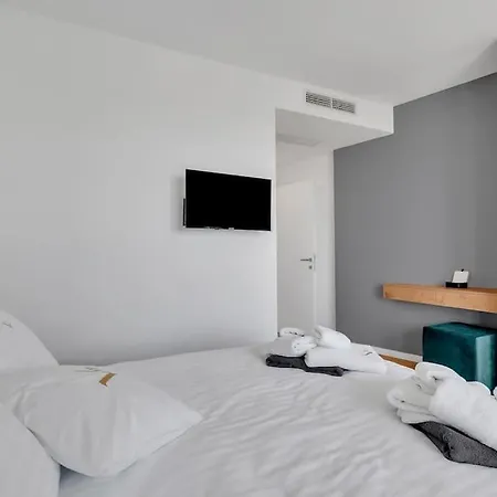 New, Modern Ivano With Pool And Sea View