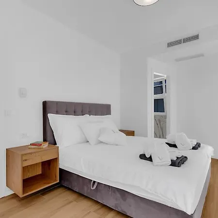 New, Modern Ivano With Pool And Sea View
