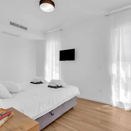 New, Modern Ivano With Pool And Sea View Villa