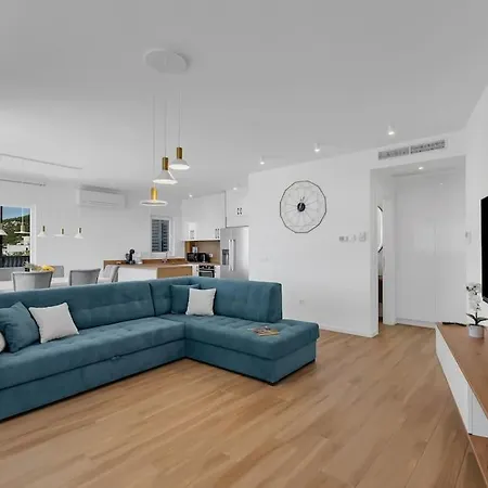 New, Modern Ivano With Pool And Sea View *